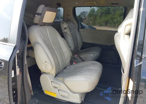 2011 Toyota Sienna Xle V6 z USA, uszkodzony, nr VIN 5TDYK3DC7BS051241